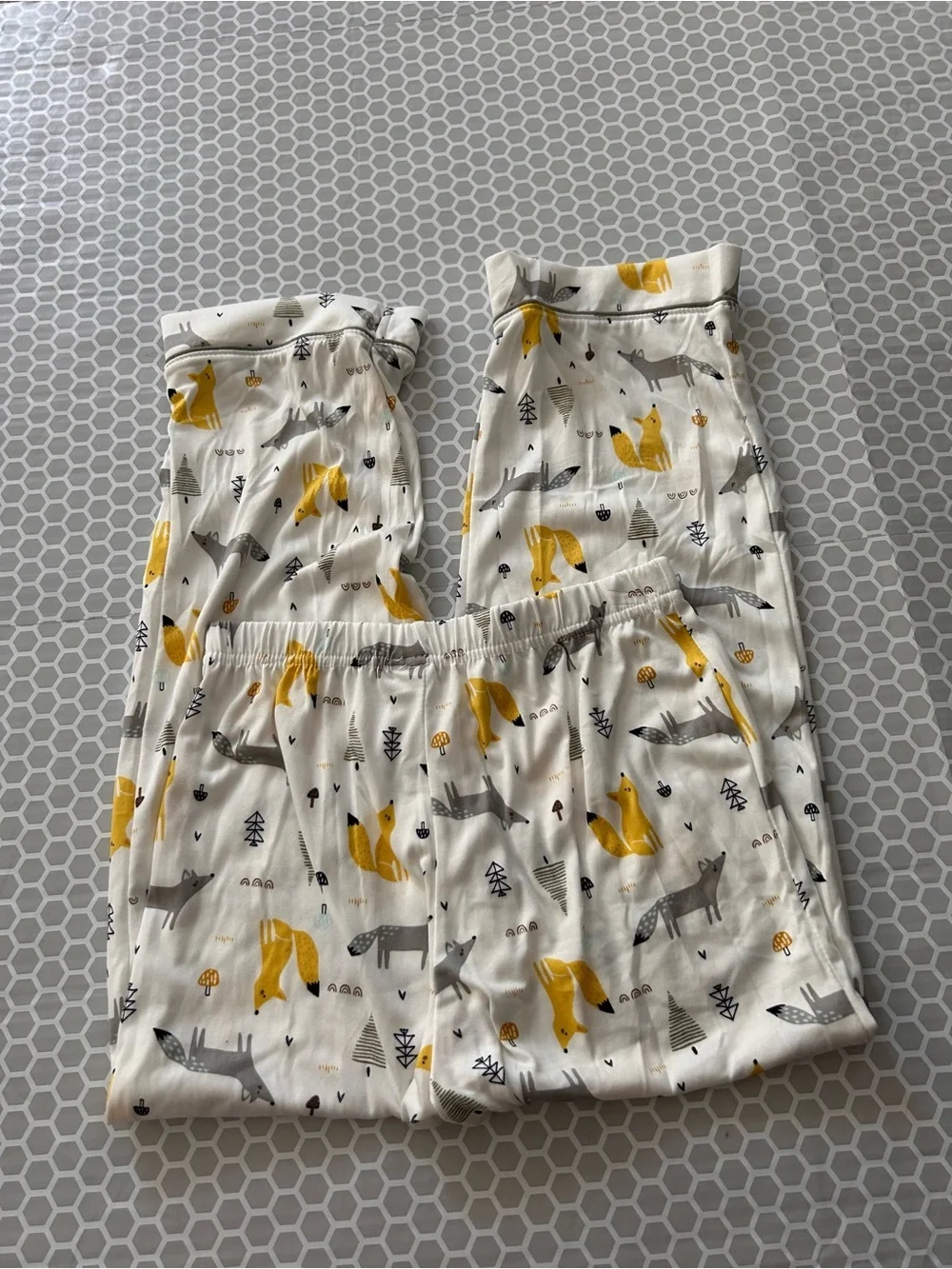 NWT Only Boys Fox Print Kids Pajama Set in Yellow & Gray. Size S (6/7)